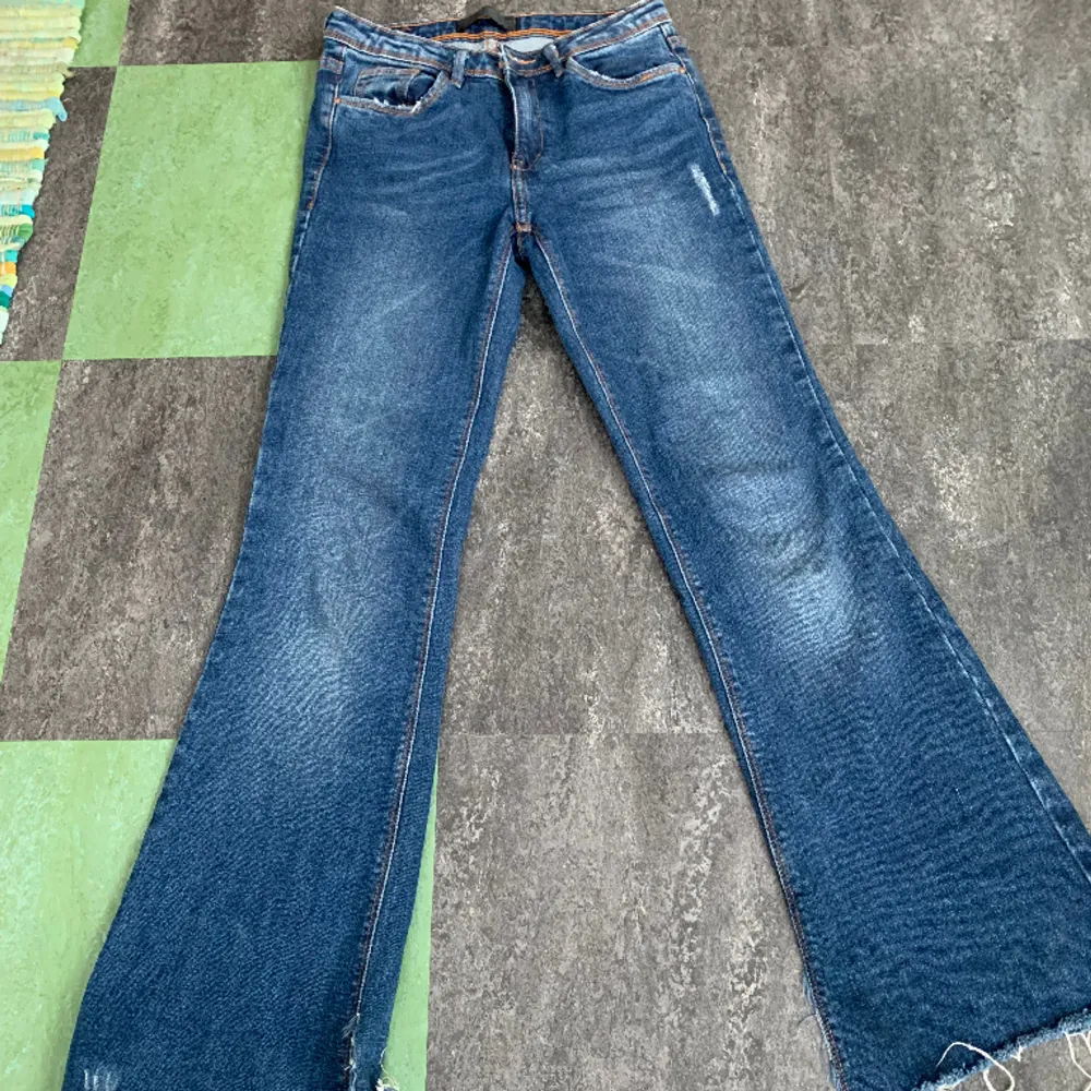 Lågmidjade Jeans st 34 från Zara💙 Passar mig som är 158cm perfekt💙 De har slitsar längst ner vid foten, bilder finns att få💙Väl använda men inte slitna💙. Jeans & Byxor.
