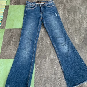 Blåa Jeans från Zara - Lågmidjade Jeans st 34 från Zara💙 Passar mig som är 158cm perfekt💙 De har slitsar längst ner vid foten, bilder finns att få💙Väl använda men inte slitna💙