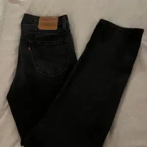 Hej ! Säljer min killes Levis jeans då dom inte kommer till så mycket användning😄dom är helt nya och är i nyskick, skit clean och fräscha. Skriv om du har frågor eller vill ha fler bilder😃