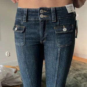 Lågmidjade bootcut jeans - Helt nya lågmidjade bootcut jeans från H&M kids. Storlek 158, passar xxs. Super coola! Nypris 279kr. 💙