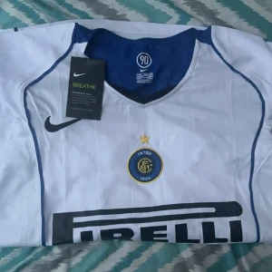 Fotbollströja  - Inter Milan tröja från 05 säsongen med legendaren Adriano på ryggen.  Tags är kvar & påse kommer med. 