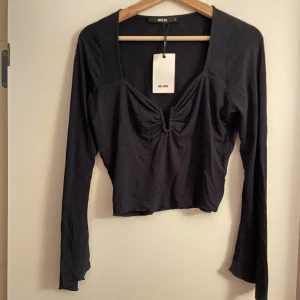 V ringad tröja  - Aldrig använd v-ringad tröja från bikbok med prislapp kvar köpt för 179kr på rea 299kr orginal pris Lite croppad och sneskurna längre ärmar  Skönt material