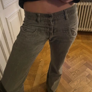 Sjukt snygga jeans  - Säljer ett par jeans jag älskar!! De är så coola gråa,  lågmidjade jeans med så snygga detaljer och i ett mjukare material. Men tyvärr måste jag bli av med kläder innan flytt🩵🩵pris kan diskuteras 