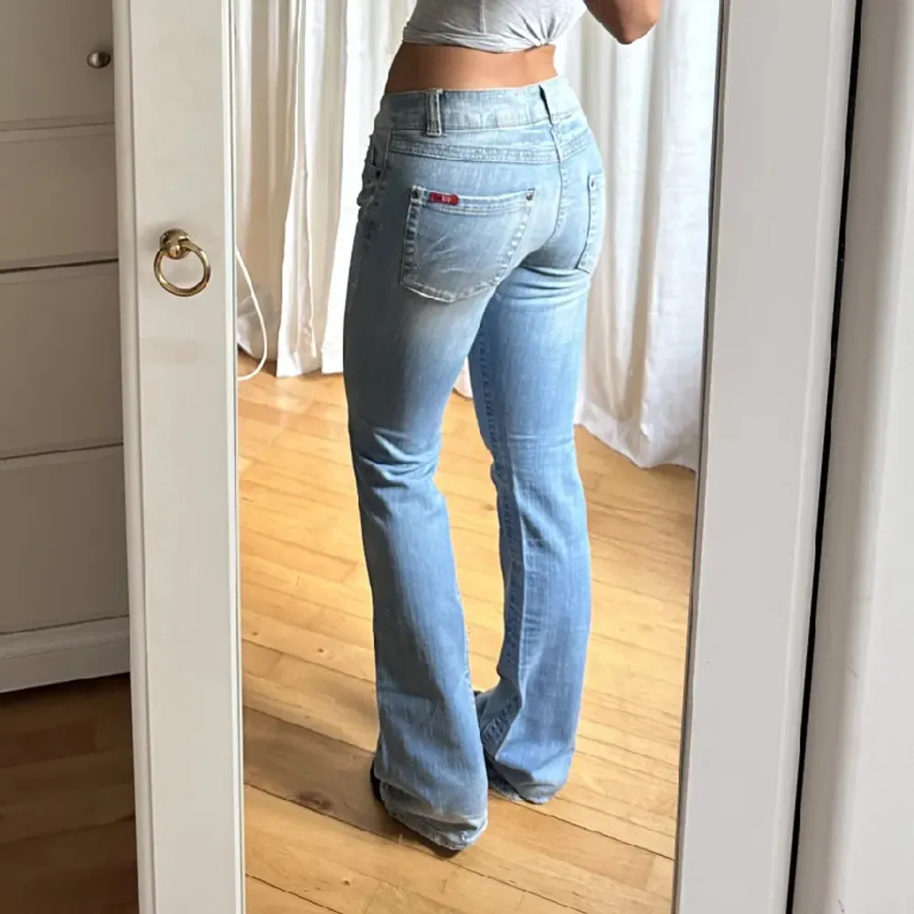 Säljer dessa ursnygga lågmidjade jeans med unika detaljer och perfekt färg💘💘 passar storlek 36/34 och innerbenet är 79 cm❣️ bilder är från förra säljaren❣️. Jeans & Byxor.
