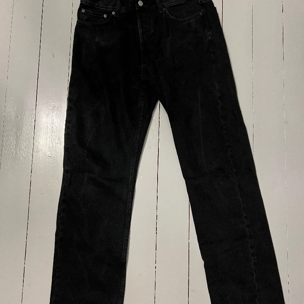 Weekday jeans Space i svart, jeansen är i fint skick!. Jeans & Byxor.