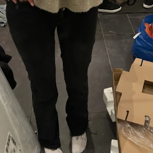 svarta jeans från BikBok  - Ett par svarta jeans från BikBok jätte snygga och perfekt till dig som är lägre! Är 173 och dom sitter perfekt(dom är avklippta ner till)☺️Väldigy bra skick! Storlek: W24 L32
