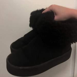Vinter skor i storlek 36, köpta på H&M. Använda men i mycket bra skick. 200kr  Dom har ”fluff” i hela insidan av skorna som gör dom väldigt varma och sköna.  Kan hämtas i Göteborg eller postas! 🤍