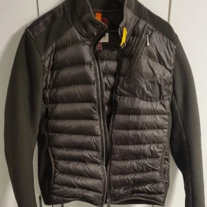 Parajumper cardigan - Helt ny parajumper säljer den på grund av att den inte passar mig köptes ny för 4670kr   Hör av er vid frågor!