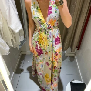 Klänning - Klänning i strl xs från H&m, säljer då den inte kommer till användning 💗