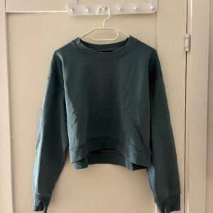 Grön croppad sweater från Zara. Står strl M men skulle säga XS/S💚