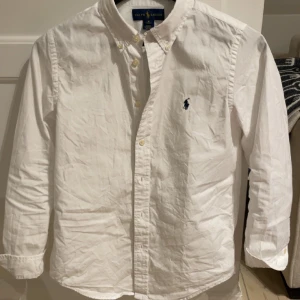 Ralph lauren skjorta vit - Riktigt snygg skjorta i L i barn storlek vilket passar xs-s i vuxen. Skick 9/10 Mvh Voon Resell 