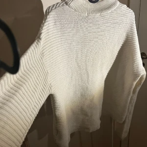Mysig vidärmad stickad tröja - Jätte mysig stickad tröja från Gina🤍🤍är i storleken medium och sitter perfet