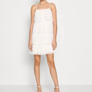 volang klänning  - Super fin volang klänning från vila endast använd en gång.