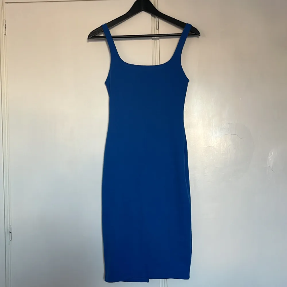 Kort blå klänning. Aldrig använd. Köpt från Zara för 299 kr.. Klänningar.