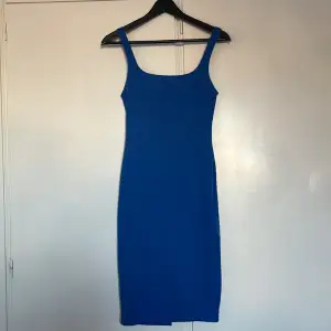 Kort blå klänning. Aldrig använd. Köpt från Zara för 299 kr.