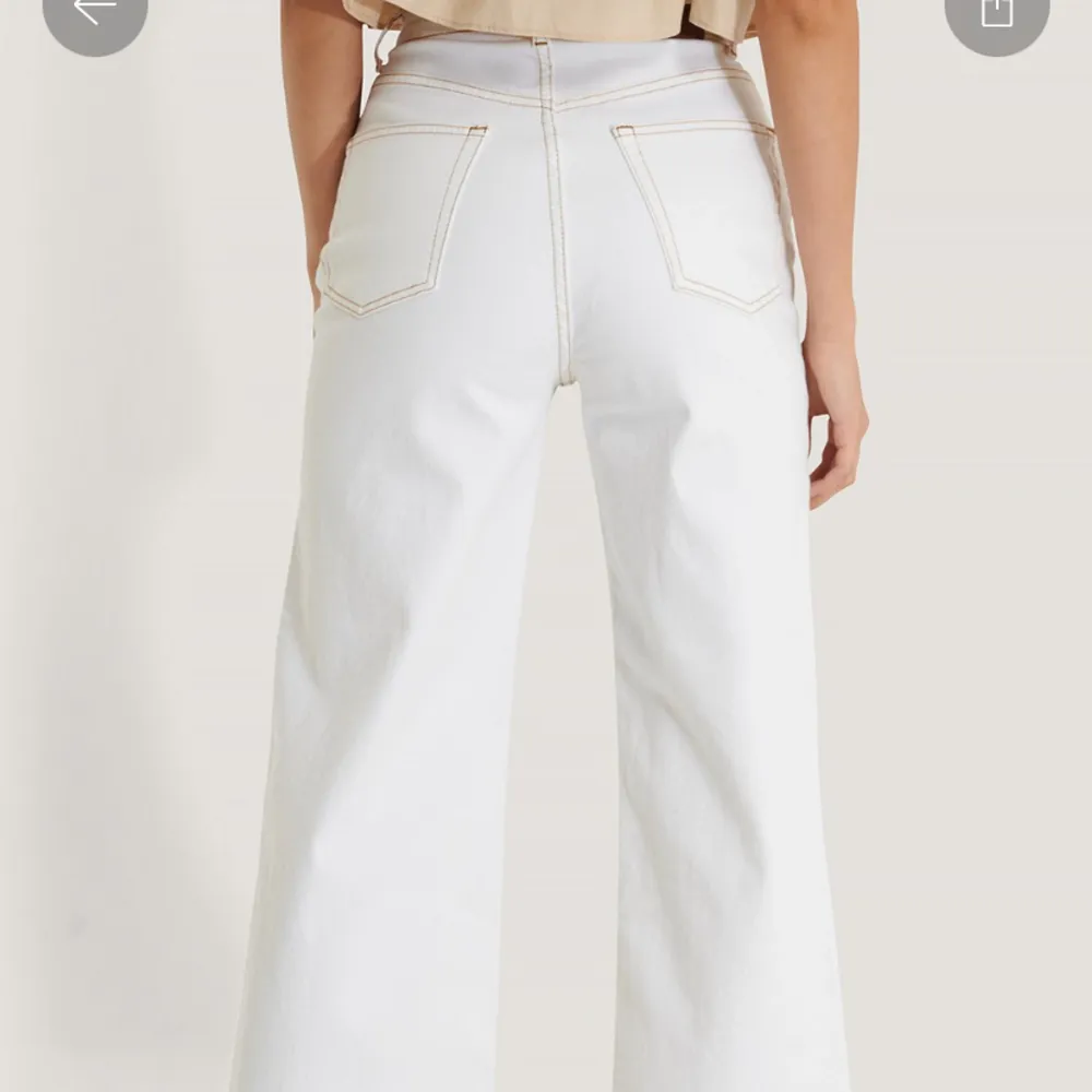 Snygga vita jeans med synlig söm! Dom har blivit för små för mig så väljer att sälja. Jag är 170 cm lång, S i toppar och M i jeans. Det går alltid att lägga prisförslag!!! 🪩🩷. Jeans & Byxor.