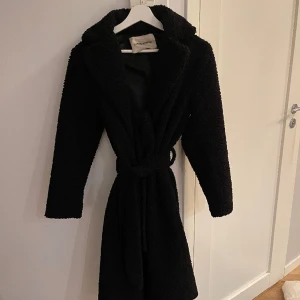 Carin Wester kappa - Svart teddykappa från Carin Wester, storlek 34💞 Kappan har hål i fickornas innerfoder men inget som syns. Skriv för fler bilder eller om du har några frågor, köparen står för frakten