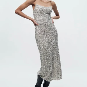 Glittrig klänning  - säljer denna helt nya och oanvända klänning från zara, den ser precis ut som bilden. säljer det pga att den va för litet❤️köpt för 859 kr