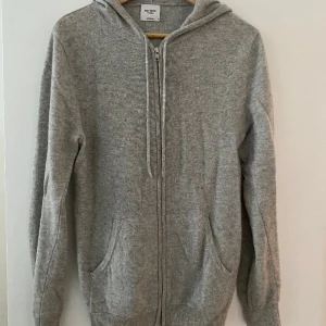 John Henric Kashmir zip  - John Henric Kashmir zip hoodie grå. Fint skick utan defekter. Säljer eftersom ej används längre. Bara att höra av sig om eventuella frågor eller fler bilder osv🤗. Storlek S. Nypris 2200kr, mitt pris 1200