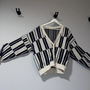 Cardigan  - Blå vit cardigan Overzised