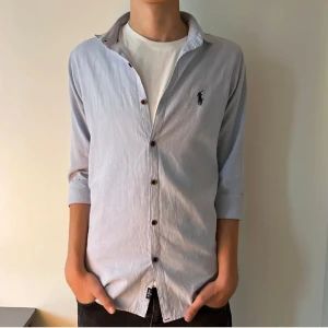 Ralph lauren Skjorta - Ralph Lauren skjorta i 8/10 skick. Storlek M men passar bättre på S. Eftertraktad modell som inte säljs längre. Såldes för 1300kr nypris, Vårt pris: 499, Skriv vid frågor eller funderingar🤝🤝