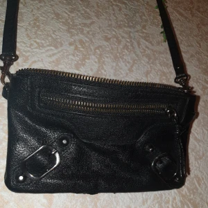 Handväska - Svart handväska i läder. Ganska använd och sliten. Mått: 19×12cm