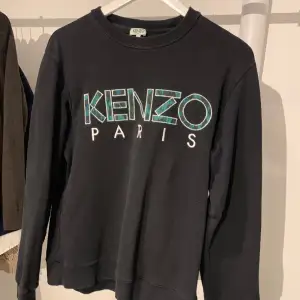 En tröja av märket Kenzo. Den är använd men i väldigt bra skick. Storlek small. Pris kan diskuteras vid snabb affär. 
