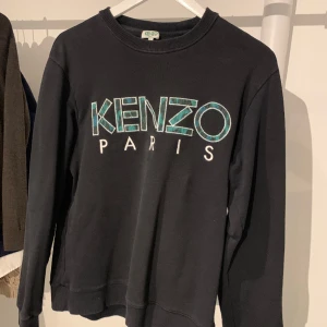 Kenzo  - En tröja av märket Kenzo. Den är använd men i väldigt bra skick. Storlek small. Pris kan diskuteras vid snabb affär. 