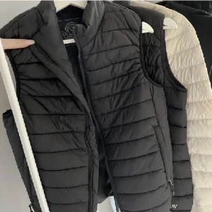 Väst - Svart väst i storlek S💗