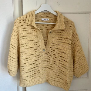 Stickad kofta - Gul, stickad kofta med kortare ärmar! Tyvärr saknas en knapp