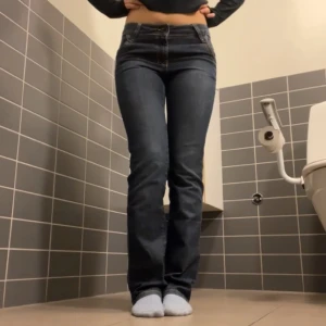 lågmidjade jeans - ett par lågmidjade jeans som sitter jätte fint på, den har en fin dragkedja detalj på fickorna. Har fått många komplimanger med dessa med tyvärr passar dem ej lämgre mig, skriv för fler bilder❤️