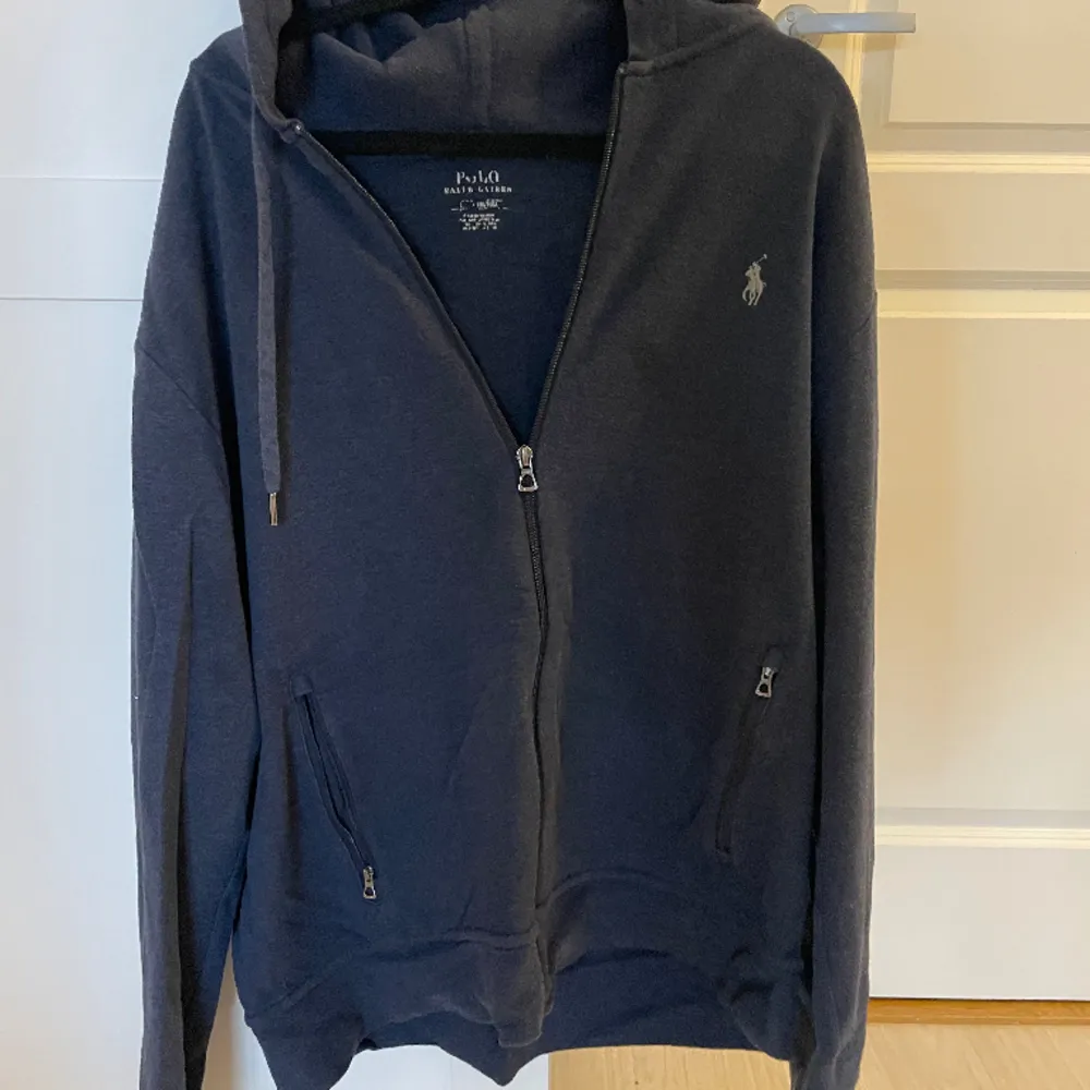 Polo zipen är i strl L och passar bra och sitter riktigt snyggt s. Hoodies.