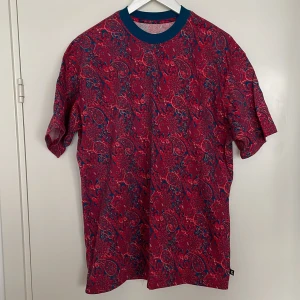 Nike SB t-shirt  - Paisley mönstrad. 100%bomull, loose fit. Oanvänd. 