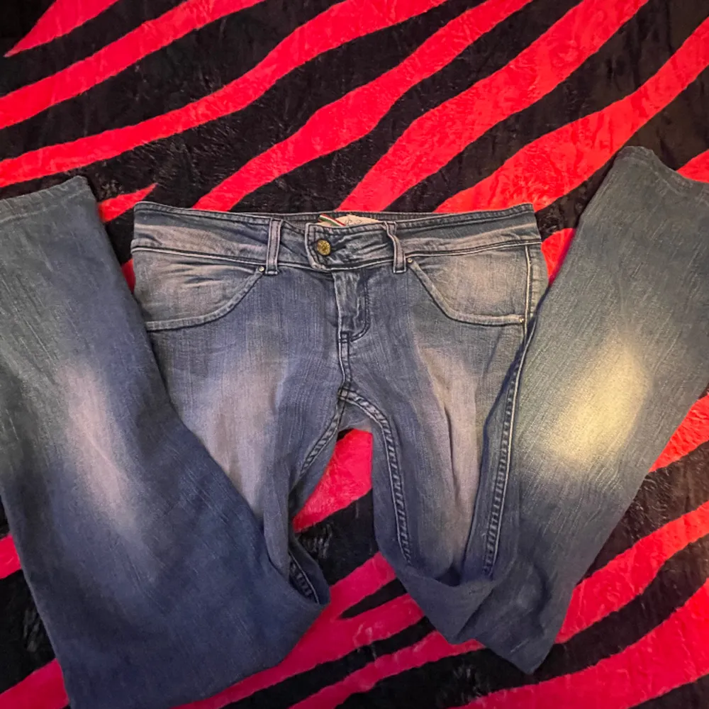 Lågmidjade jeans som jag har köpt second hand🎀, både lite y2k och stockholmstil, jätte snygga!, de sitter mer utsvängt än vad det ser ut som men är bara lite långa på mig💗, pris kan diskuteras!!🎀💗. Jeans & Byxor.