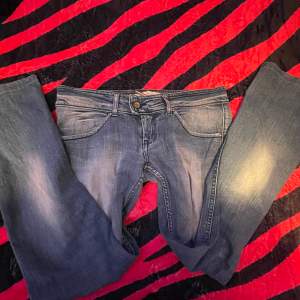 Lågmidjade jeans som jag har köpt second hand🎀, både lite y2k och stockholmstil, jätte snygga!, de sitter mer utsvängt än vad det ser ut som men är bara lite långa på mig💗, pris kan diskuteras!!🎀💗