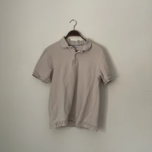 Zara piké  - Beige Zara piké i bra skick. Bara att skriva om ni är intresserade!