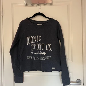 Tröja  - Axlarna är44cm och längden är 46cm har blivit använd någon gång lite konstigt i texten men de syns typ inte en bra tröja 👌🏻👍