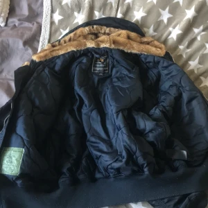 Alpha industries jacka  - Köpte den i november och använde den bara 2 månader så den är som ny inga skador ingeting, vill bara ej ha kvar den för har många jackor😅, den är large men passar folk i M också 