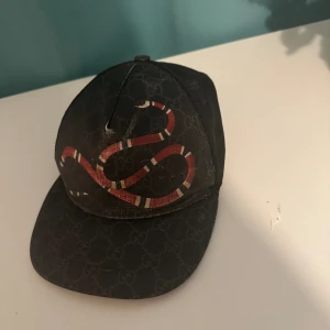 Gucci keps orm äkta - Gucci keps köpte nåt år sedan och självklart äkta. Den är i storlek medium och är väldigt sällsynt då den inte säljs längre. Säljer för 1500 kr kan sänka pris vid snabb affär. Säljs i befintligt skick