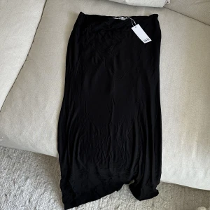 Liatz Cru Maxi Skirt - Maxikjol från Liatz som tyvärr aldrig kommit till användning. Storlek M men kan även passa mindre storlek då den är stretchig.
