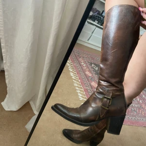 Snygga stövlar! - Fina bruna stövlar med medel hög klack! Använda men i fint skick. 7cm klack, bekväma att gå i, snygga detaljer. 