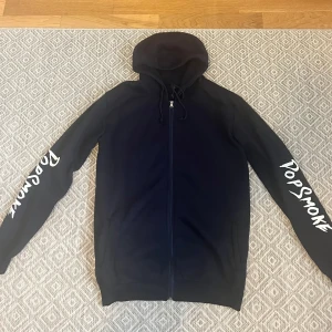 Hoodie - Navy zip hoodie med Pop Smoke tryck. Köpt i usa förra sommaren bra skick, storlek L. 