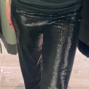 Glitterbyxpe - Säljer dessa skit snygga glitter byxor, utsvängda!!😍