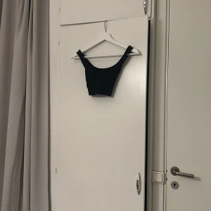 croptop svart - jätte kort croptop typ som en bh, svart, tajt, stretchig, bra skick. skriv privat för bild med den på (kan ej lägga ut pga religösa skäl)