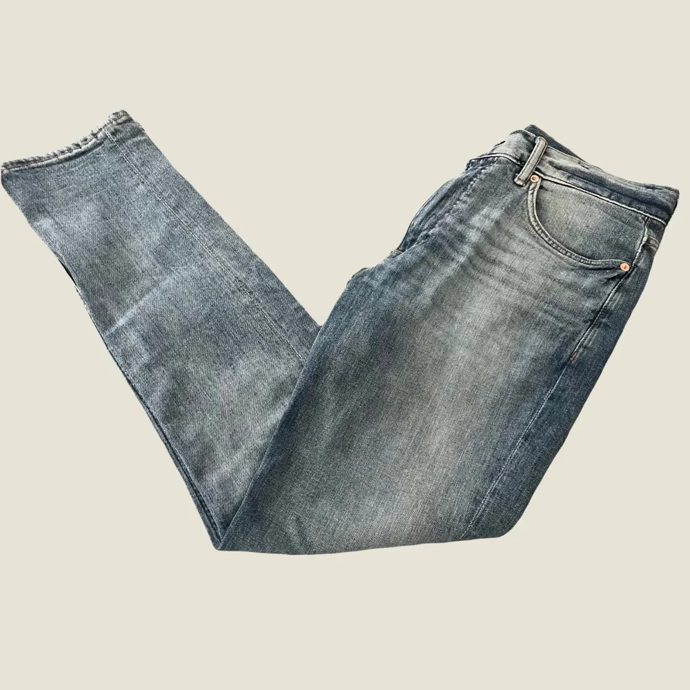 Mycket fina jeans från Denim Co i tvättad blå färg. Jensen är använda men i gott skick. Storlek 32. Modellen på bilden är 182cm. Ställ gärna frågor vid funderingar!. Jeans & Byxor.