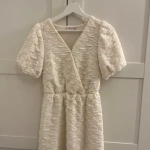 klänning - fin klänning, cremefärgad i nytt skick. Använd en gång. Nypris 600kr