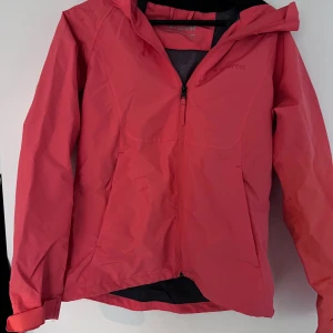 Everest Vind jacka - Strl 34 - Jacka från Everest i mycket bra skick. Storlek 34. Färg: Korall