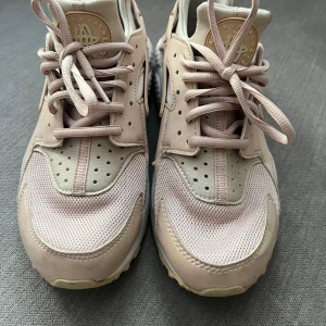 Nike Air Huarache  - Säljer mina skor från Nike i modellen Air Huarache. De är använda men kan nog fortfarande användas ett bra tag till.  Stl 38 men de är små i storleken så om du har 37 eller 37,5 så skulle de nog passa! 
