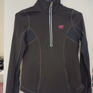 Träningstopp  - En snygg träningstopp från Abercrombie & Fitch  Skriv om ni har några frågor 🩷