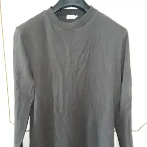 Säljer denna långärmade tröjan från filipa K. Den är grå svart. Perfekt att ha under en overshirt. Nypris 1100 kr. Den är i nyskick, den har inga defekter. Köparen står för   frakten. 